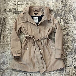 Tommy Hilfiger Women's Hooded Belted Softshell Raincoat